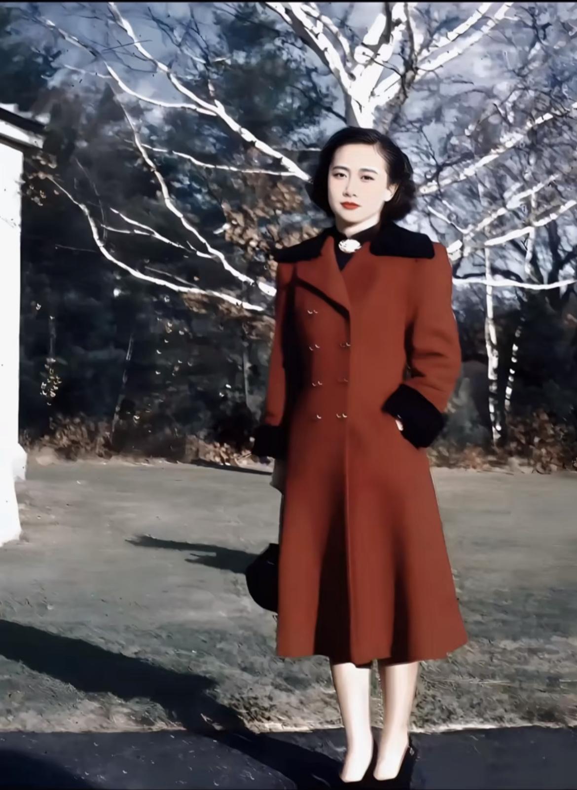 1949年，杜津明长女杜致礼在美国留学时的老照片，肌肤胜雪，容貌清丽，身穿红色大