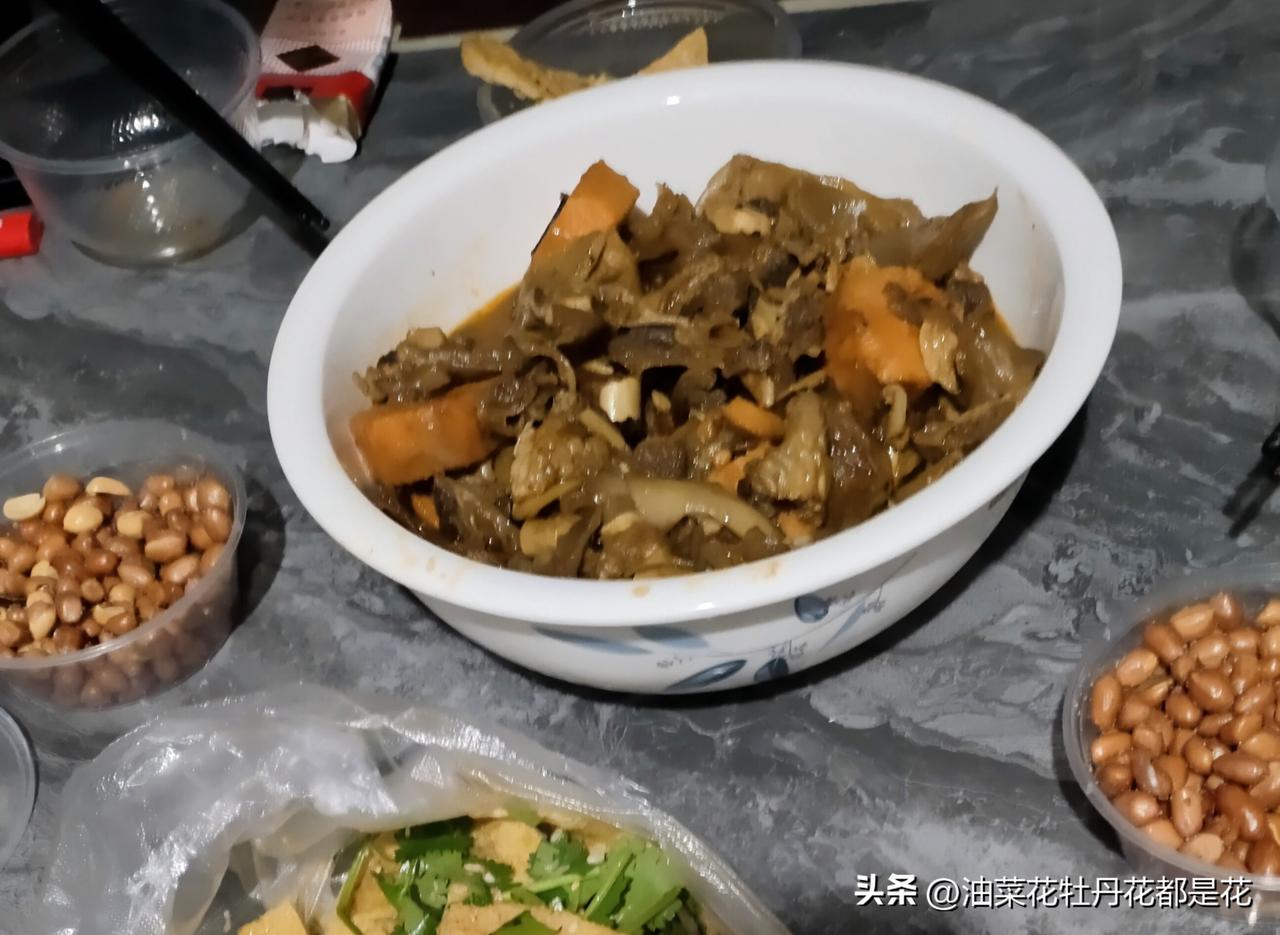 老乡拿来了些熟牛腩筋，石先生发愁咋吃，最后决定炖牛腩筋，石先生还别出心裁放了红薯