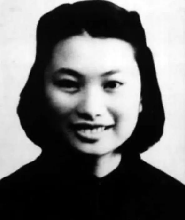 女烈士 ——丁佑君
被国民党匪徒轮流凌辱一夜后，第二天敌人将赤身裸体的丁佑君游街