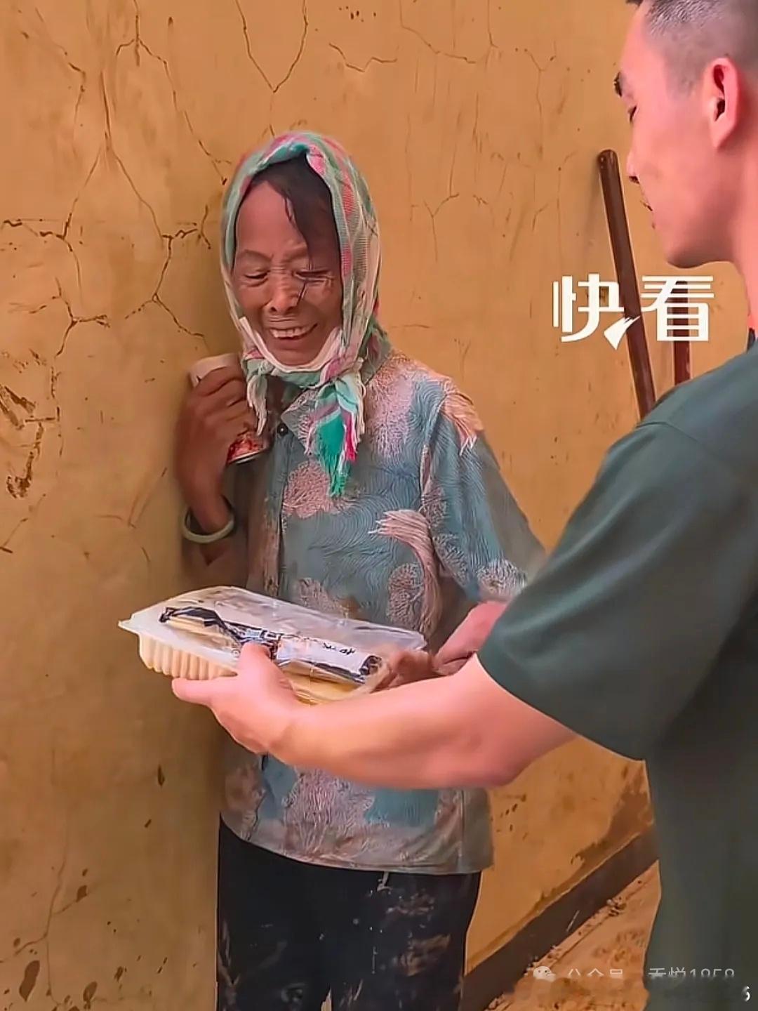 战士将热饭塞给拿八宝粥的阿姨广西抗洪一线，一幕瞬间暖哭人心。满身泥泞的救援战士，