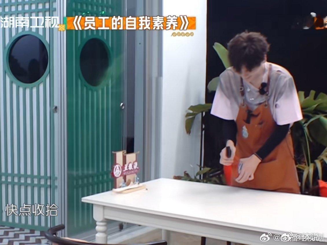 沈月翟潇闻职业素养天花板 中餐厅老板唱K的时候员工要提供情绪价值吗从三楼冲下来的