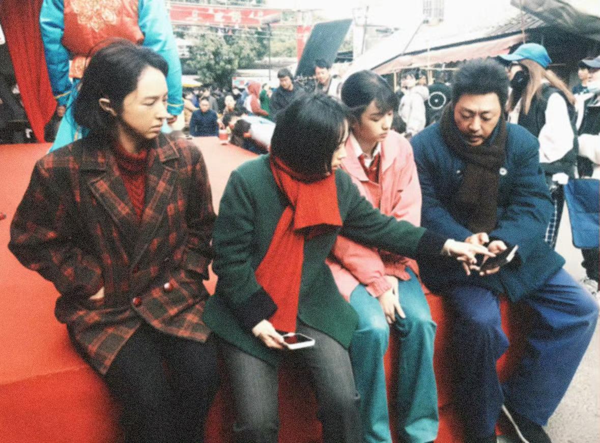 周也新剧1983剧照好接地气啊，这部剧还挺好看的，之前以为翟潇闻不适合但是剧里没