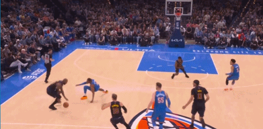 好可惜！詹姆斯这球要进必是年度十佳扣篮！
在今天NBA常规赛湖人对阵雷霆的第二节