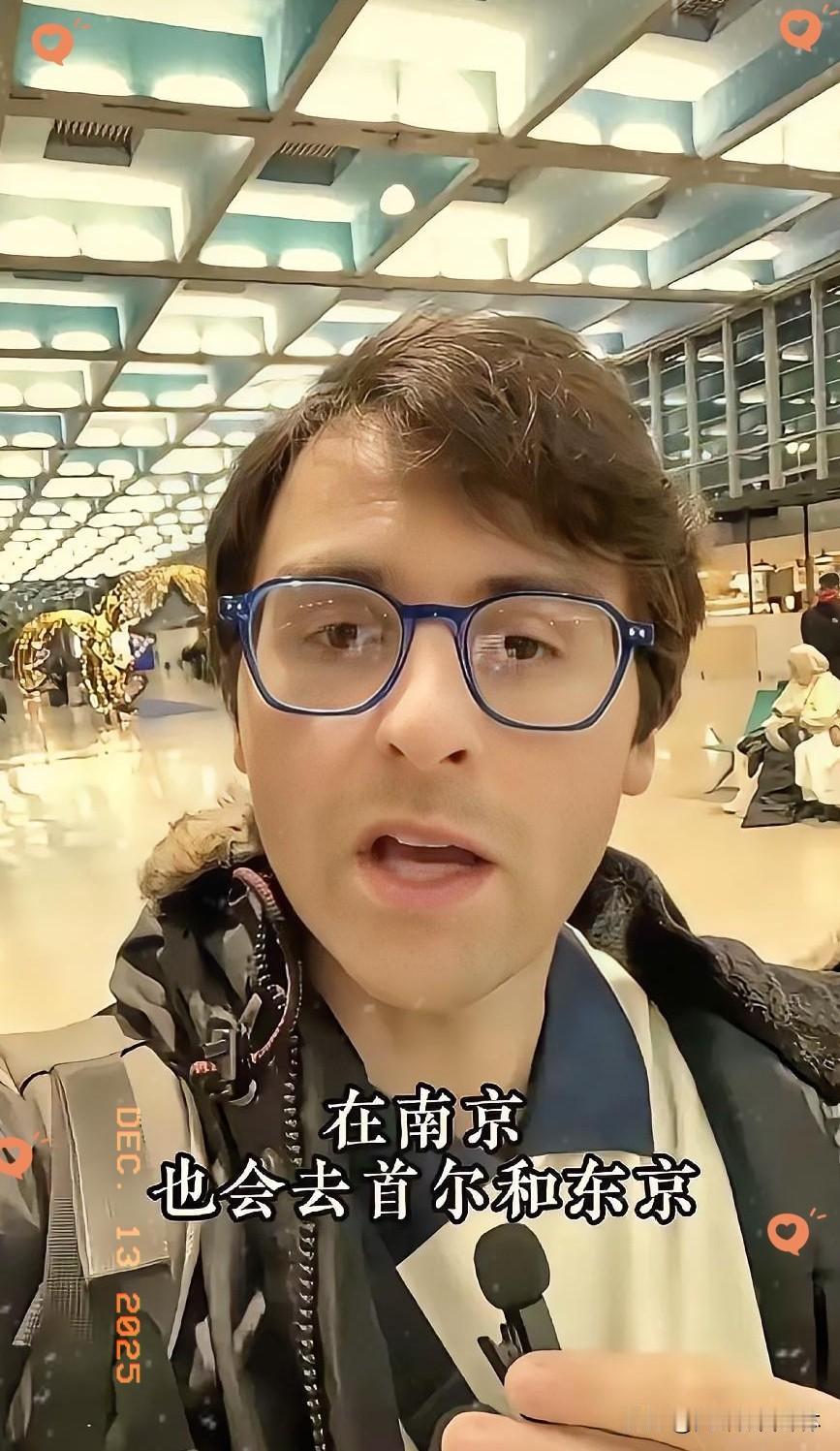 一个举动，
证明了马库斯的人品，
国家公祭日这天，马库斯提前赶到南京，下一站还要