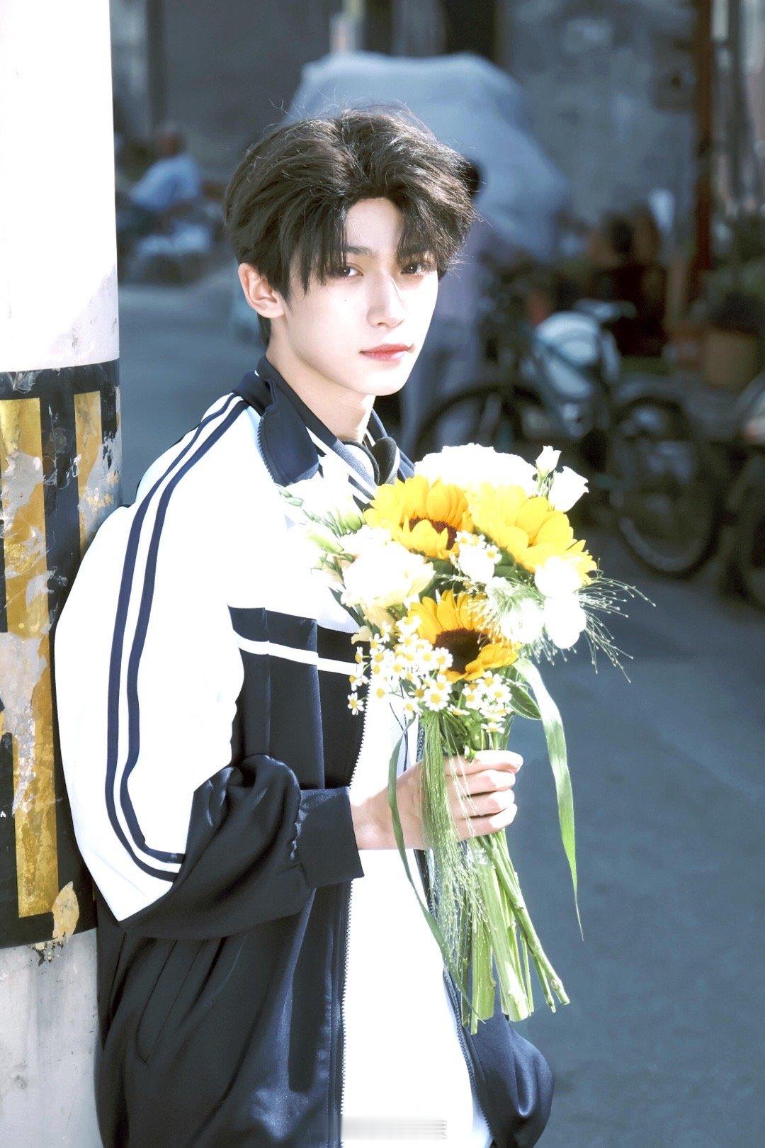 梓渝 捧花少年朝你走来🌻来拥抱我吧 或者我来拥抱你梓渝栩你渝生[超话] ​​​