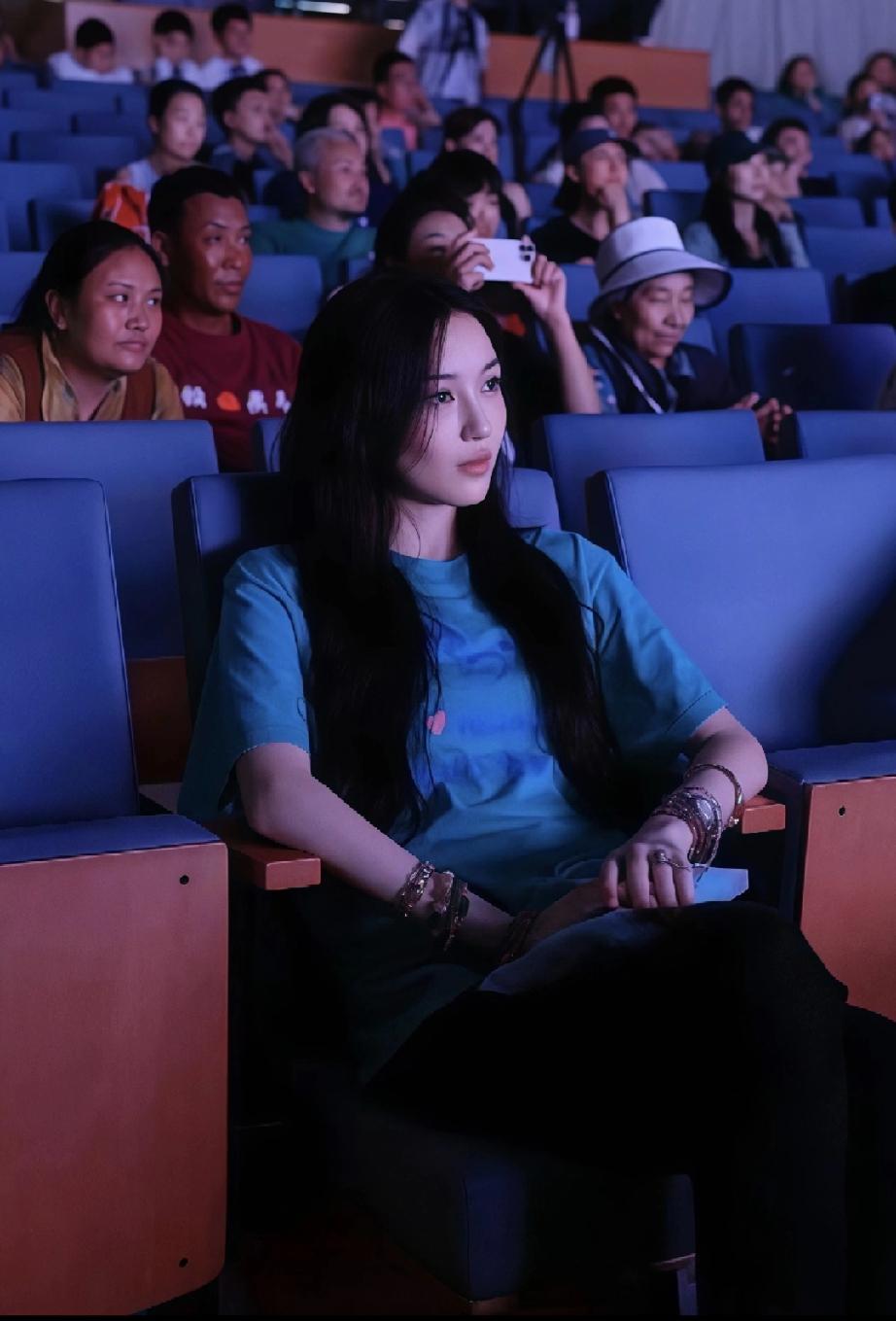 哇塞，19岁的李嫣长大后很惊艳，气质这一块真的很王菲，经过手术修复后她的兔唇已经