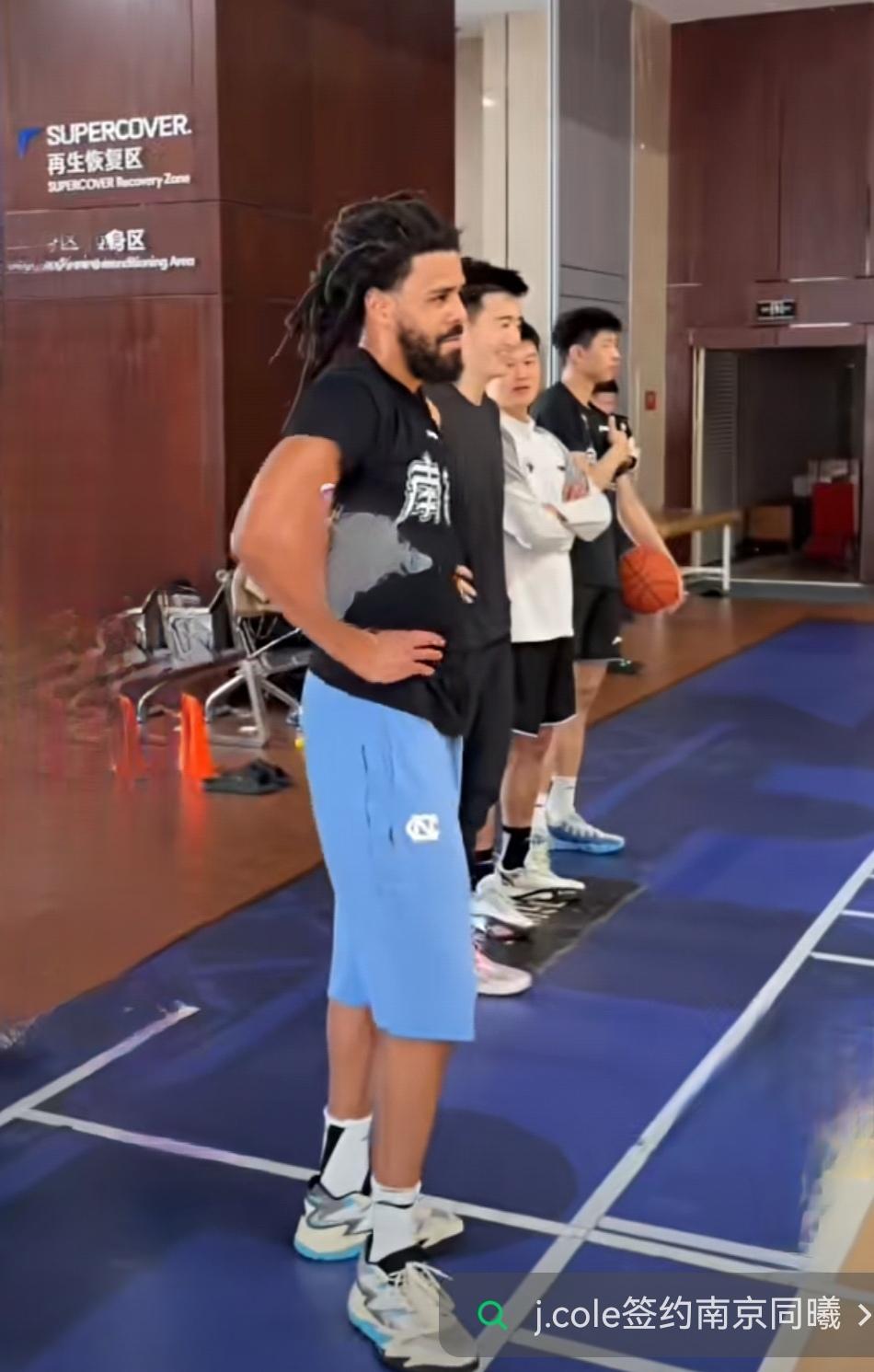 江苏篮球越来越令人瞠目了，南京同曦签约了一个歌手，不知道多大名堂的JCOLE，不