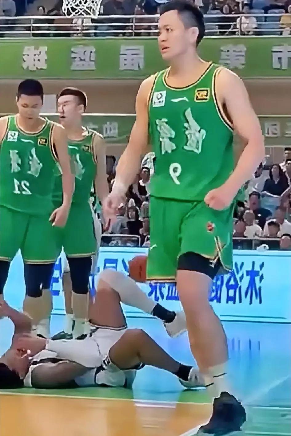 辽宁队之所以在四国邀请赛全胜！我认为跟两个人是分不开的！
没错！这两个人就是我们