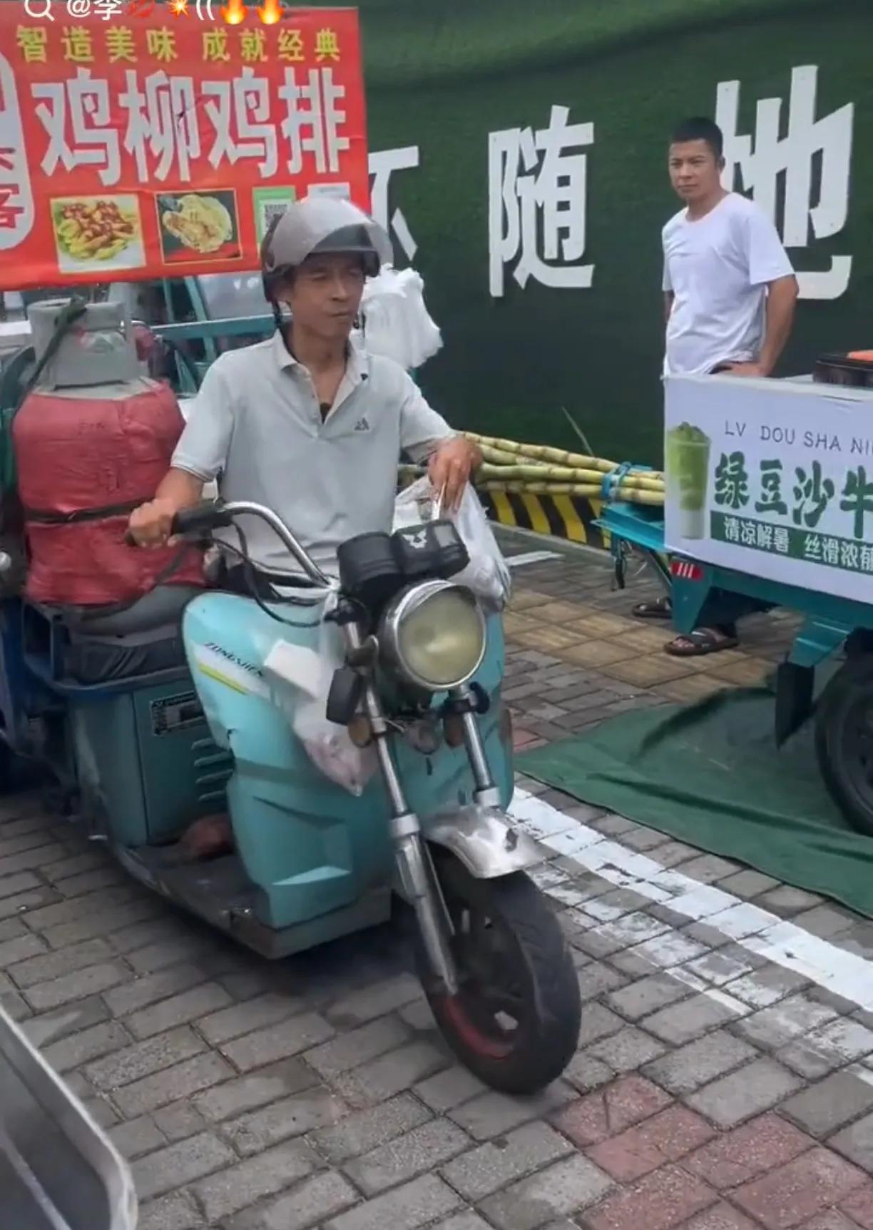 鸡排哥一出场，环卫工人全军出击！
每天下午的第五中学附近异常热闹，鸡排哥出摊之前