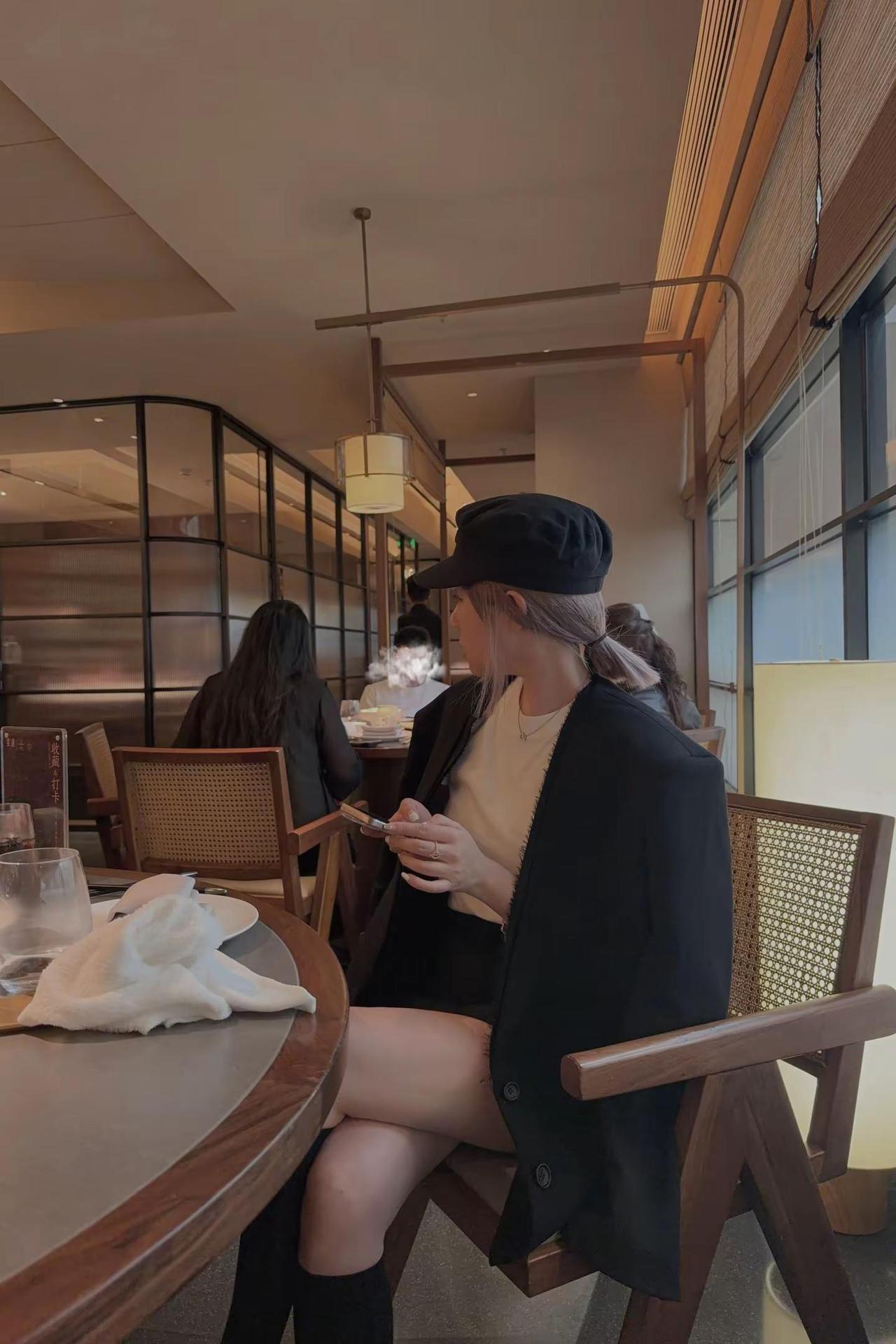 在少吃和不吃之间，我选择不少吃好了，今晚又和妹妹可乐+面条（2碗）姐系穿搭法则 