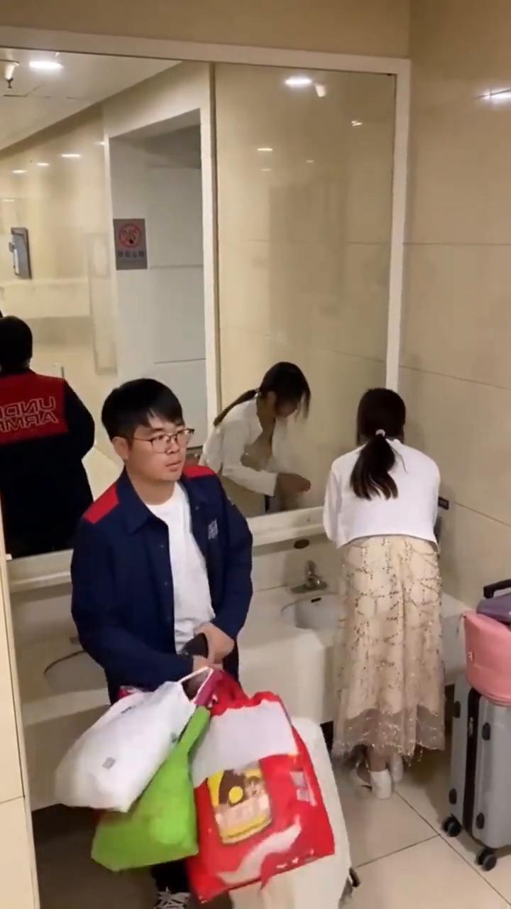 汽车站洗手间监控拍下的一幕。
一名男子洗完手后拿起手机准备离开。女子洗完手后发现