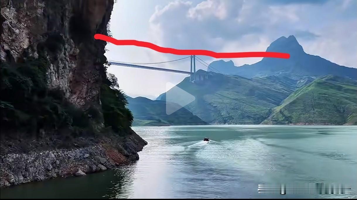 这是北盘江大桥，是网友在北盘江上拍摄的，这样看起来一点都不震撼，如果北盘江大桥可