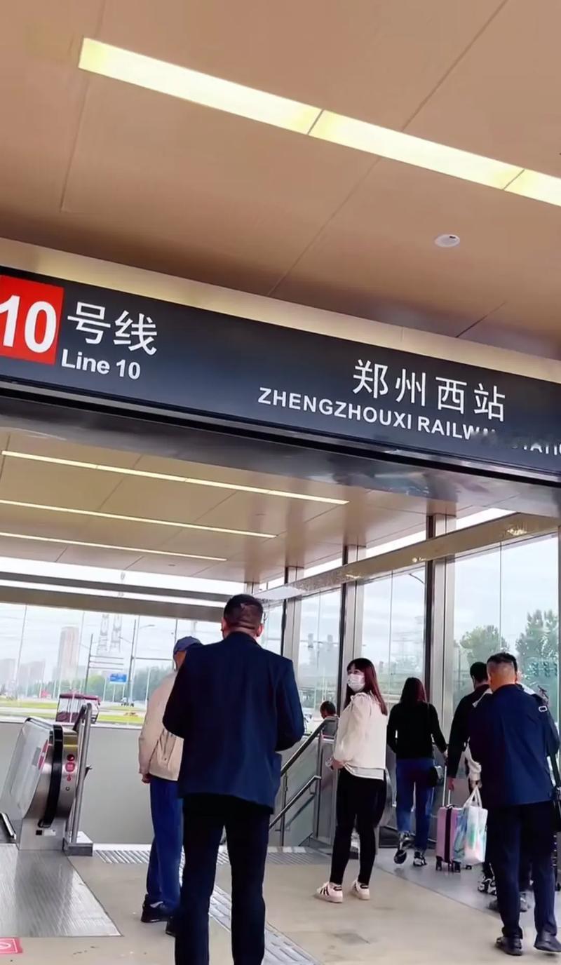 8月10日，上海上班族出行得注意了！受第13号台风“白海豚”影响，上海地铁部分线