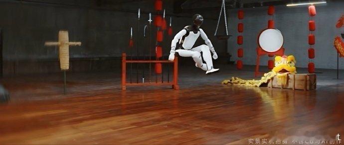 智元发布新一代全尺寸人形机器人太牛了，实景无CG，凌空飞踹、连续飞踢动作流畅。真