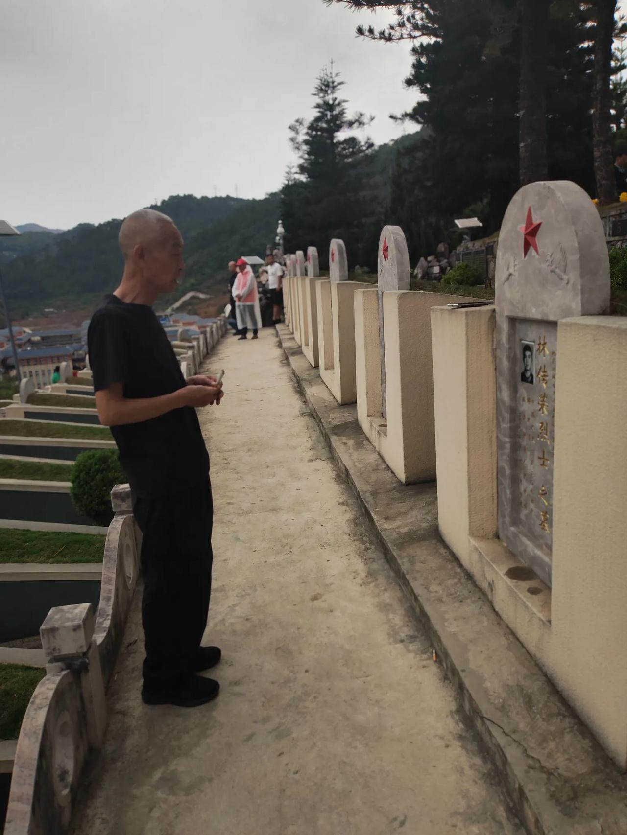 纪念“4•28“对越自卫反击战收复老山41周年，老山爱心志愿者朱效悯祭英烈画面。