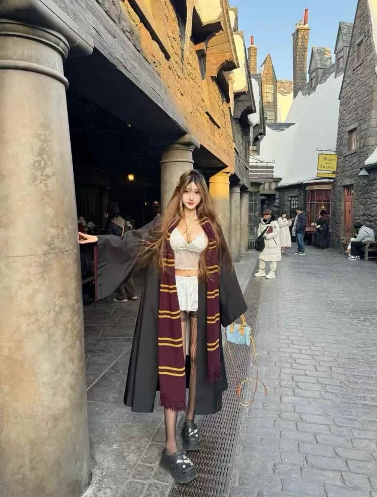 一位南方女孩冬日来到北京，满怀期待地游览环球影城。尽管天气严寒，她却穿着单薄而性