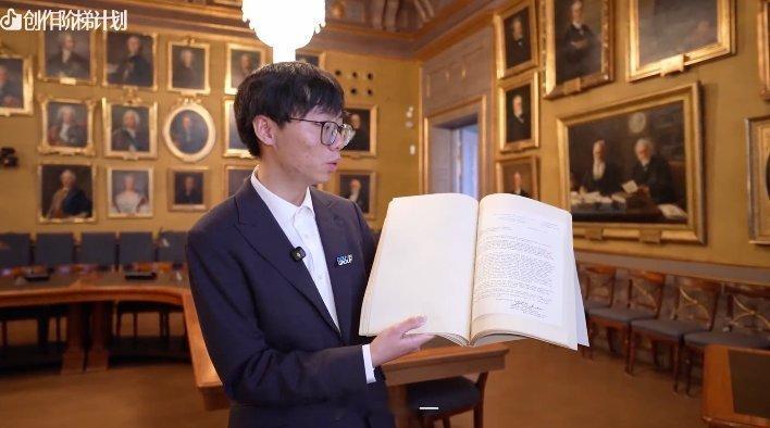 伟大发现从不需要证书背书，头脑里的突破、同行的信服，早就让价值超越了一纸认可。 