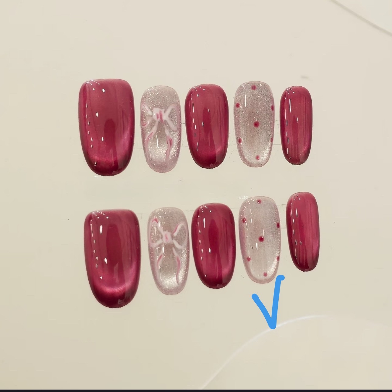 八月幸运色还是红色带点银色，我准备做这个然后不画蝴蝶结做波点。结果今天美甲店空调