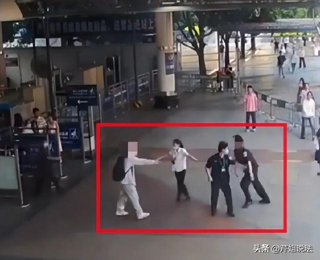 广西，一小伙子旅行结束，返程时从火车站出来，没想到走错出口。当时询问了一个25岁