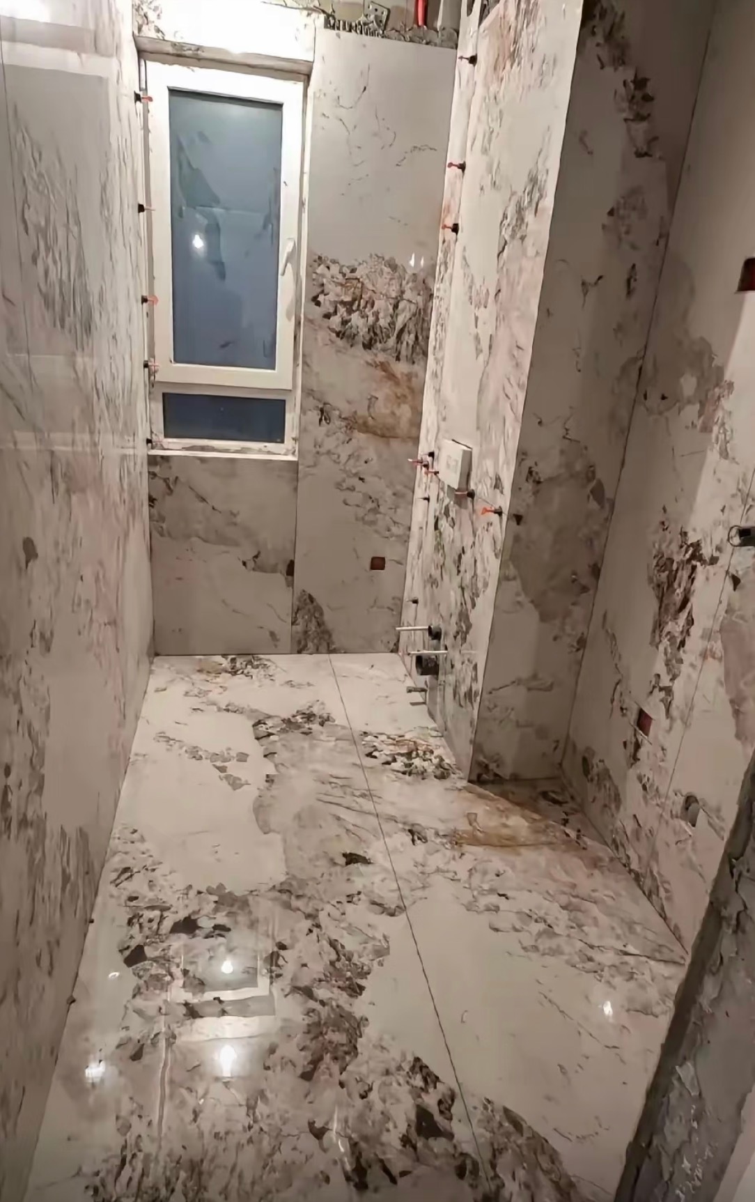 家里卫生间铺上这种花色瓷砖，真拉地上都得找半天。 