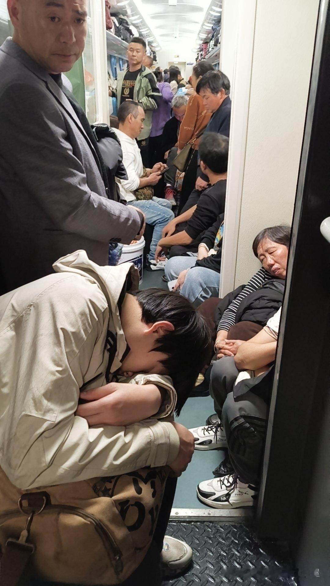 大家挤在一块，反而没有人嫌麻烦。在绿皮火车上大家对“不方便”格外宽容：行李箱蹭到