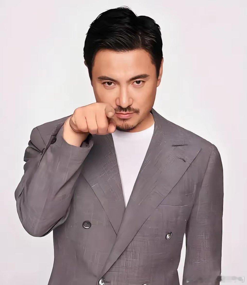 别觉得沈腾的善良没脾气，其实他的善意自有门槛。某次《王牌对王牌》录制，一位新人想