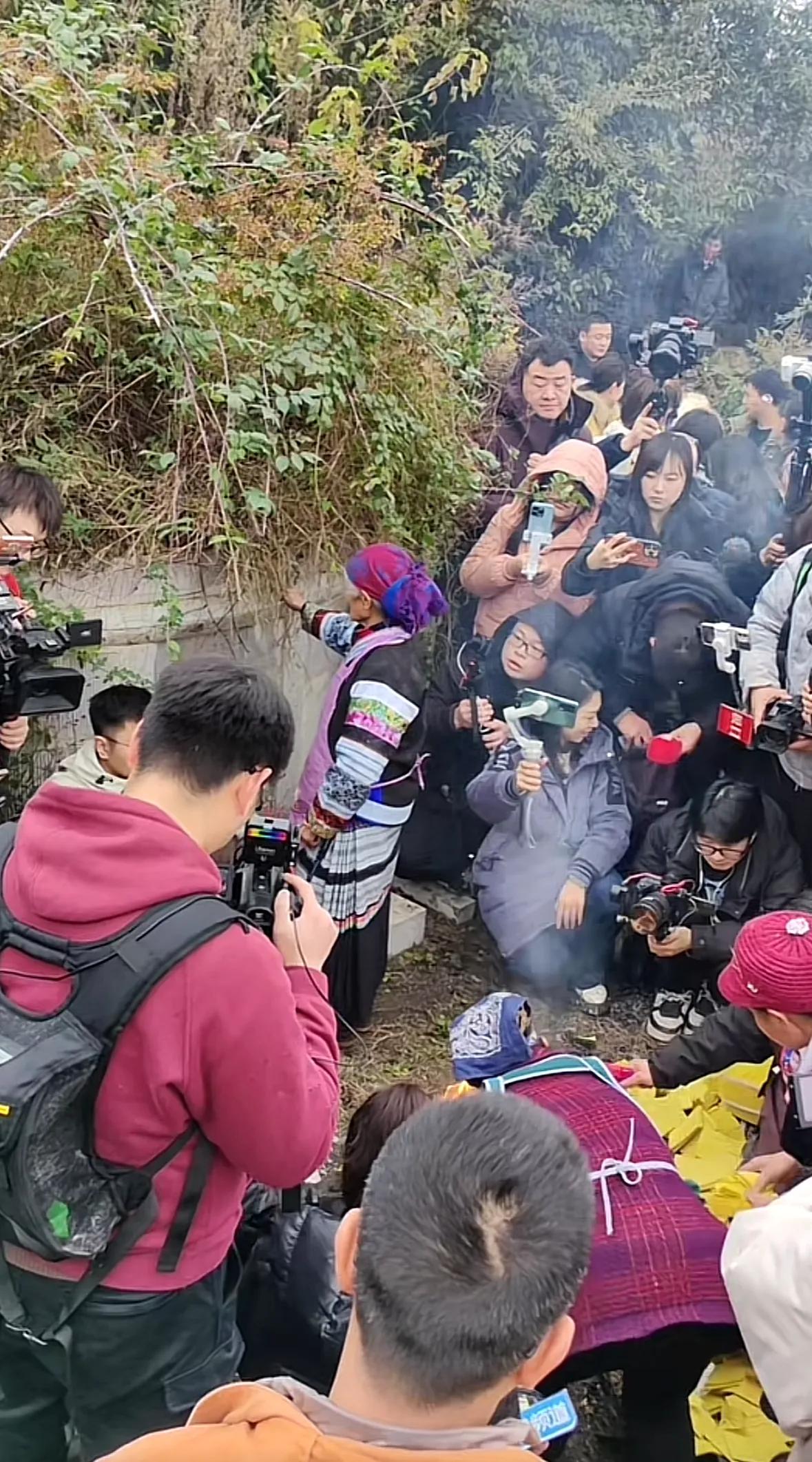 余英华被判死刑，杨妞花回老家祭拜妈妈，外婆站在墓前清理着杂草，周围全是赶来的媒体