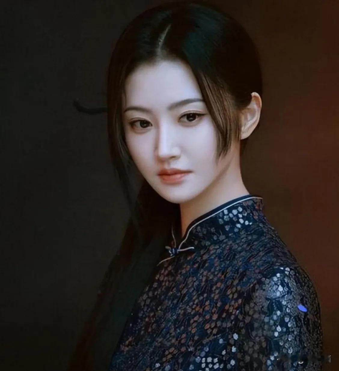 这位女星的事件再一次告诉我们，女孩子即使长得再漂亮，依靠的也是自己，而不是男人。