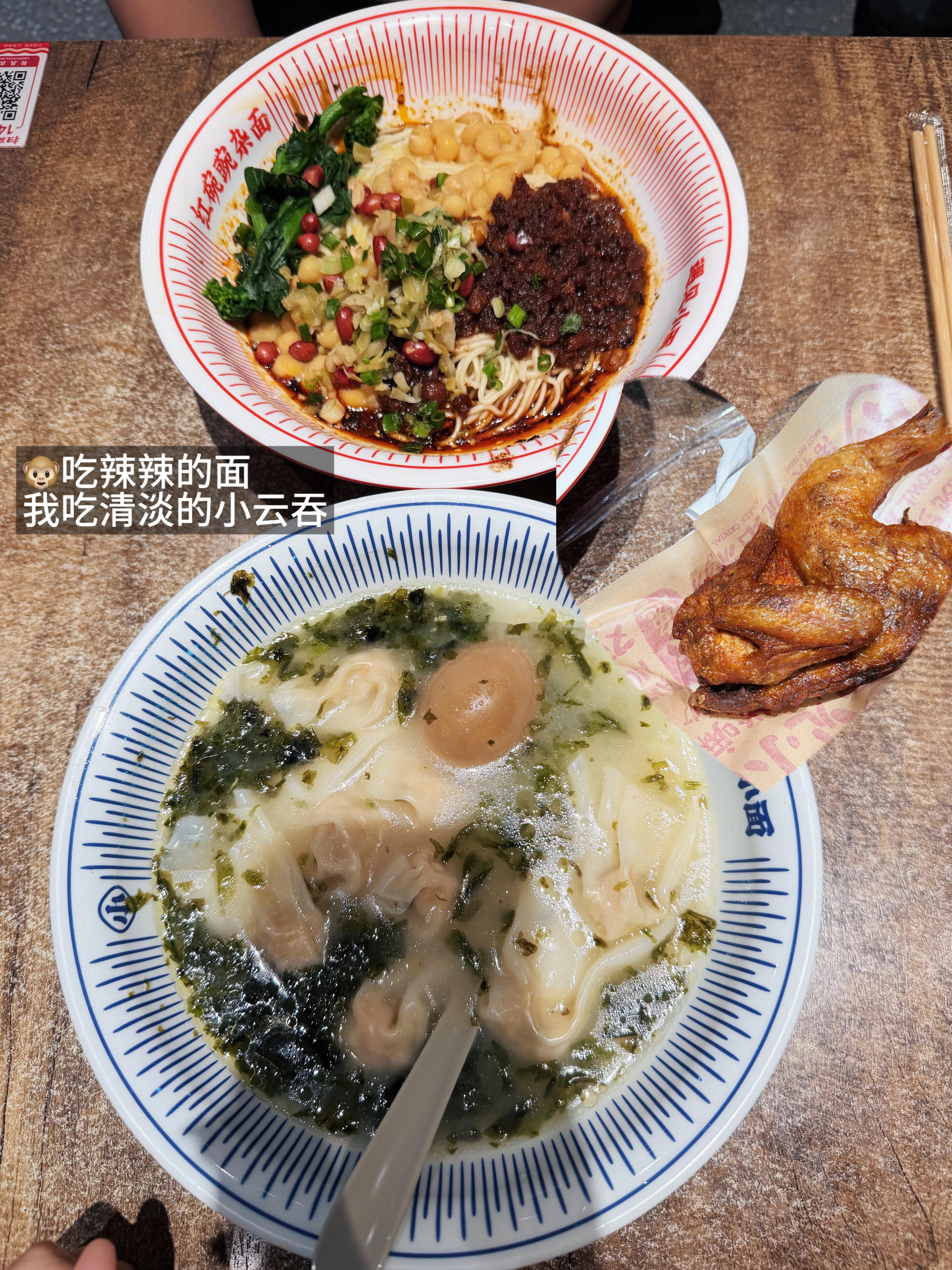 我俩吃饱饭啦，还去买了💊 ，有个药片可苦😭吃的时候，感觉我的口腔被攻击了哈哈