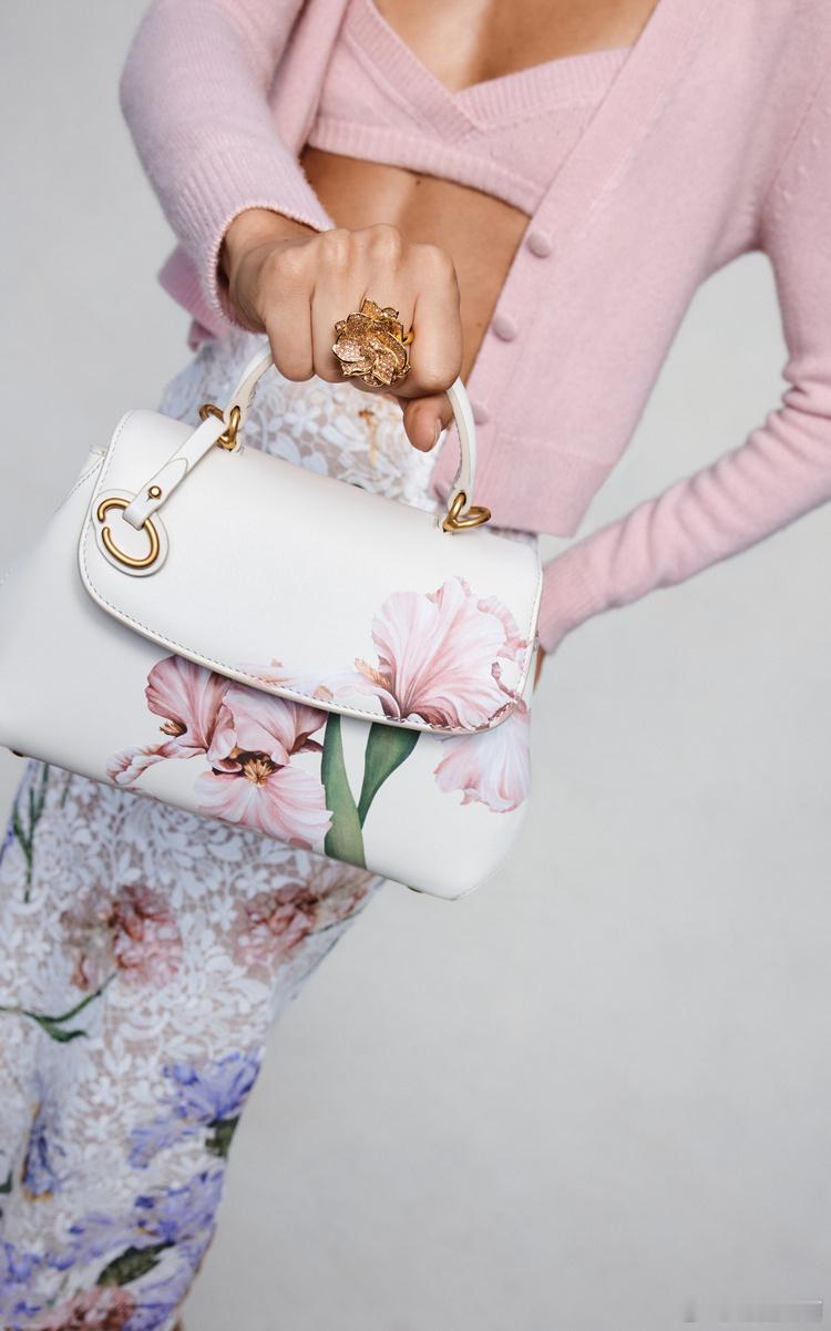 Oscar de la Renta2027早春系列，捕捉了暖春将至时的明媚与活力