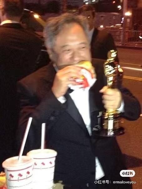 新晋奥斯卡影帝MBJ（《罪人》男主）拿着小金人，吃着汉堡。几乎每个参加奥斯卡的明