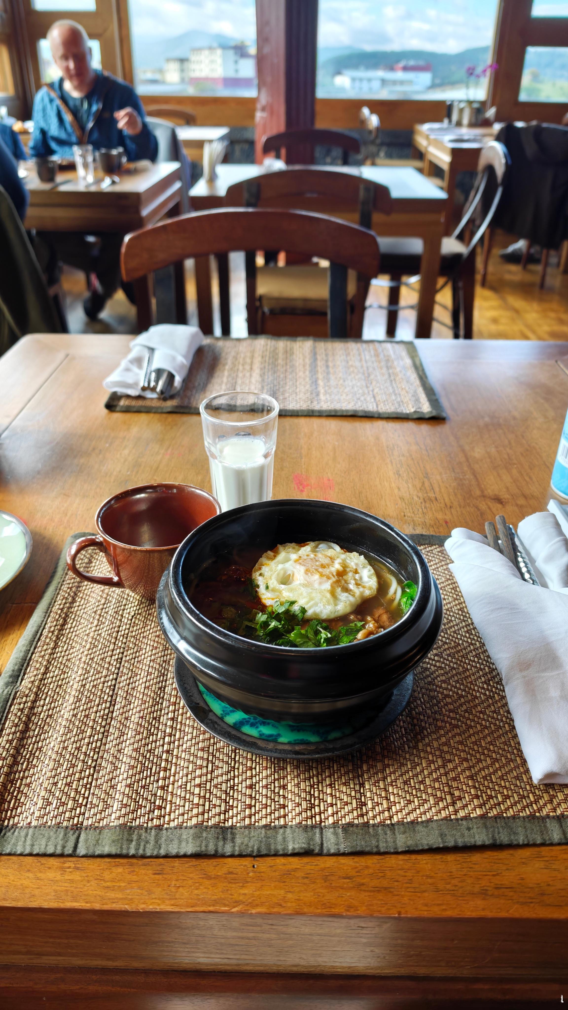 一碗牛肉米线加一杯热酥油茶，再来个牛奶，早安 香格里拉·松赞香格里拉林卡酒店
