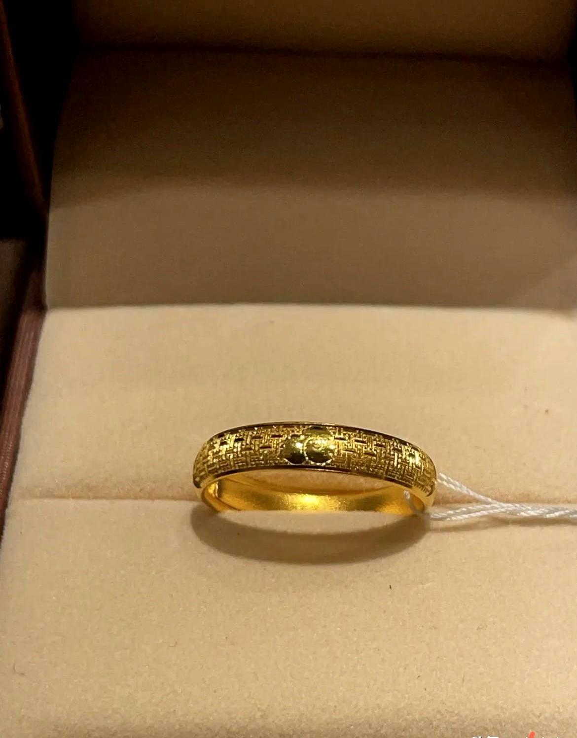 一千块拿下金戒指，婆婆眼眶红了。
 
生日那天，我递上红包后，又悄悄塞给她一个小