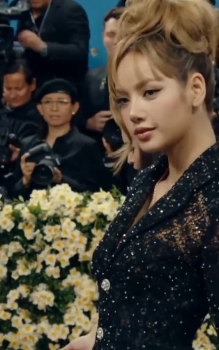 《红毯丽影·Lisa风姿》Met Gala 华光漫，红毯铺开梦幻笺。Lisa 翩