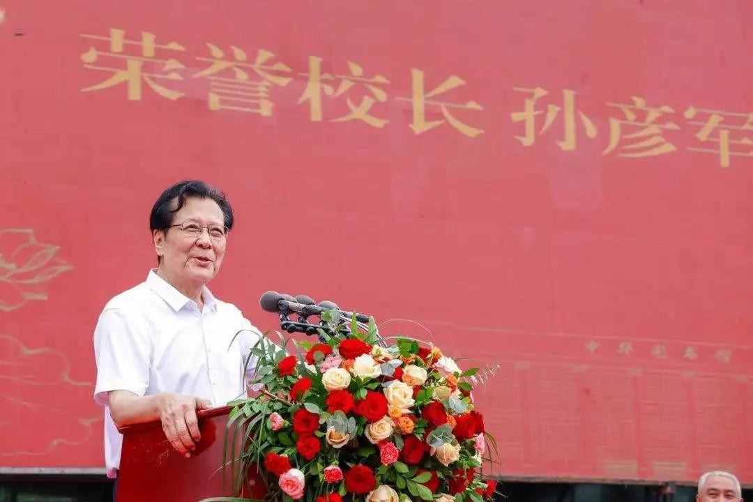 广东亚视演艺职业学院，新生开学，校长按惯例上来讲话，可大家抬头一看，却发现这校长