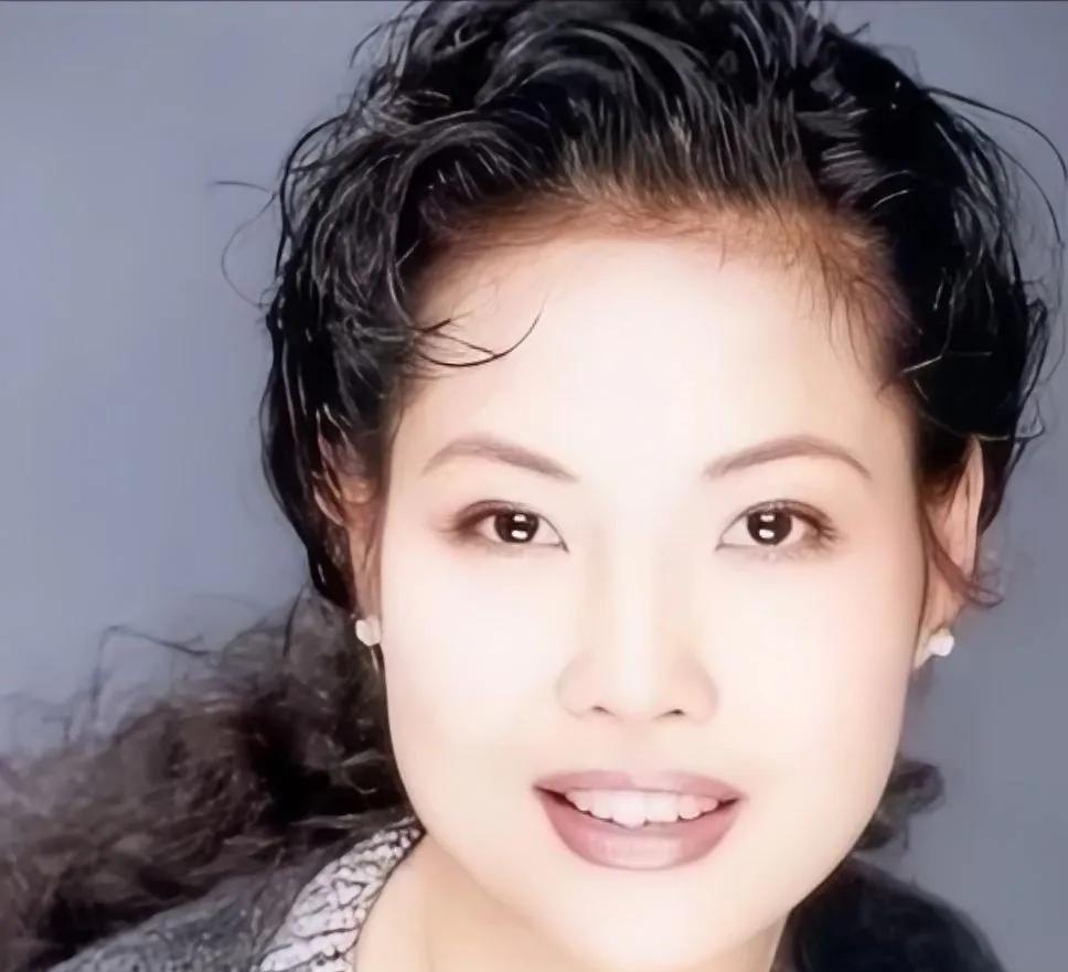 83岁李双江还在舞台唱《红星照我去战斗》，儿子却用10年牢狱，还他当年那场不顾一