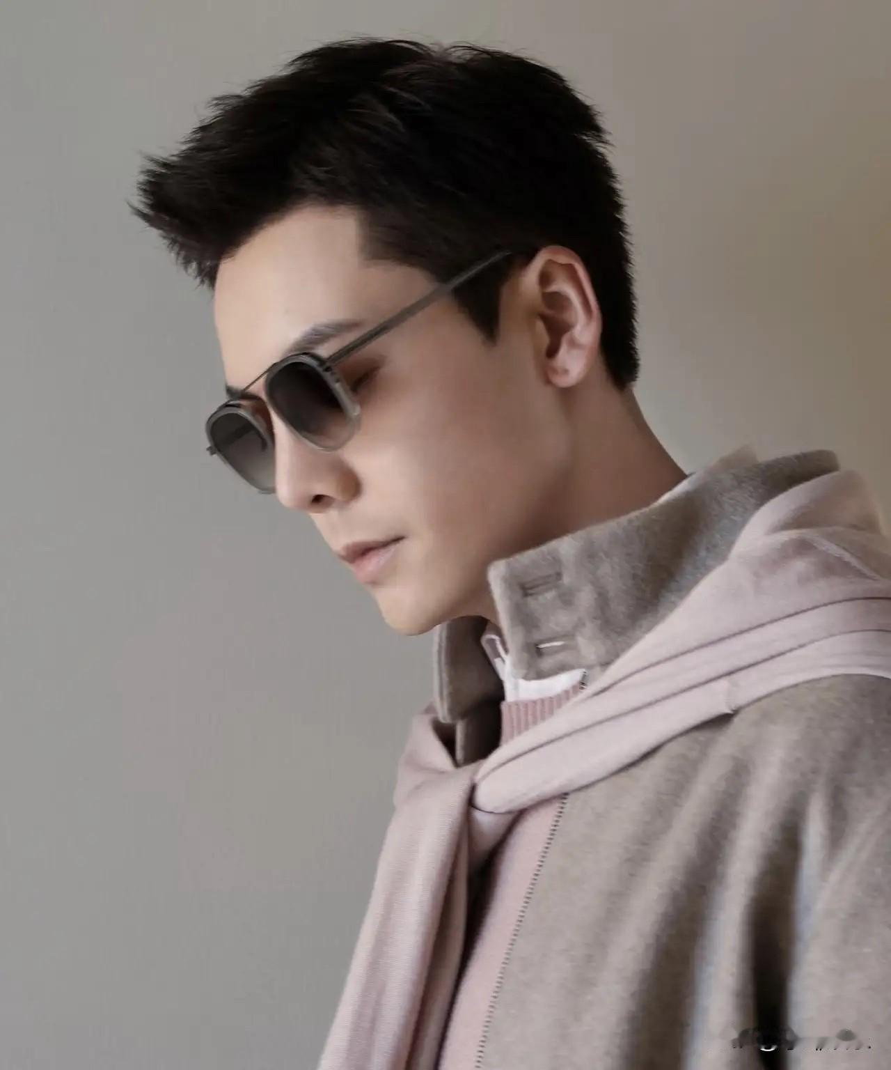 港圈最帅公子哥当属陈伟霆，颜值与身材双绝。他五官极为精致，立体感十足，简直挑不出