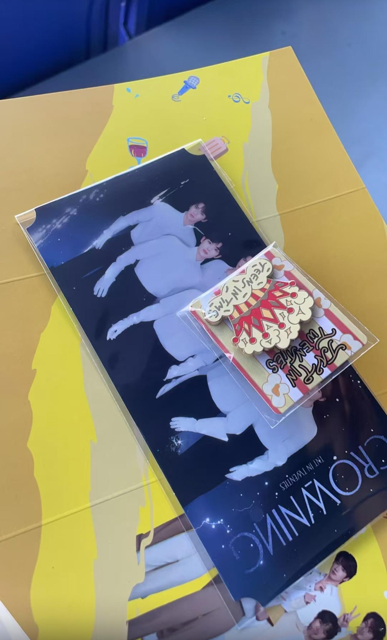 现场图伴手礼：纪念门票一张，徽章一枚。 ​​​