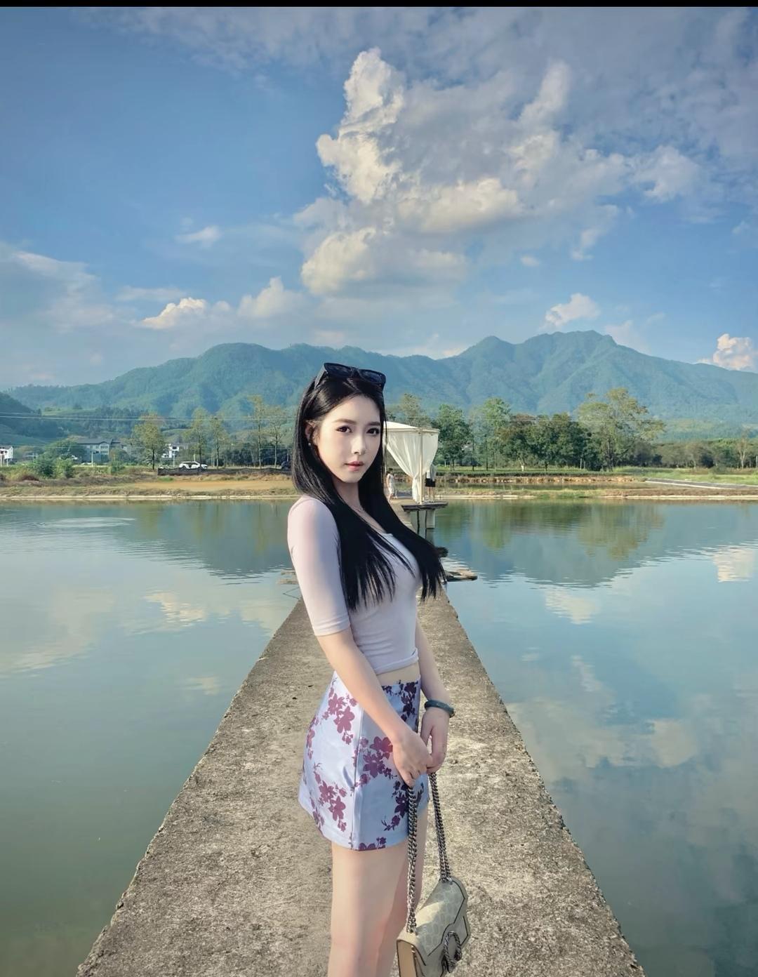 夏日清新，湖畔漫步，少女与自然相伴。