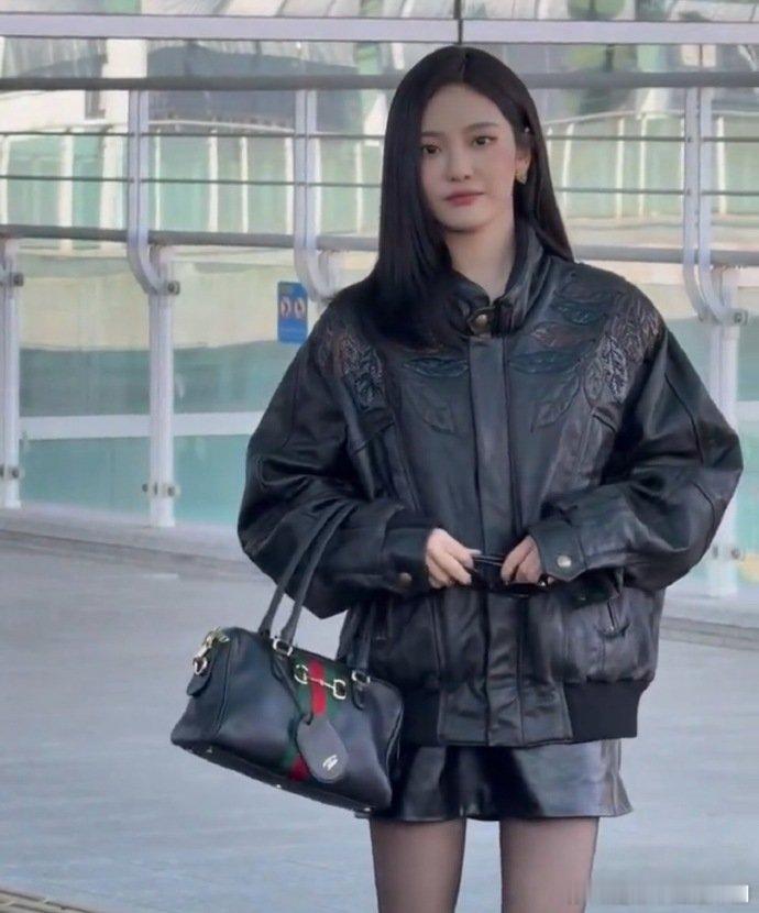 宁艺卓出发gucci米兰时装周内娱颜值输出！宁艺卓出发 GUCCI 米兰时装周，