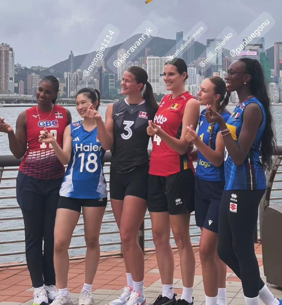 中国女排香港站世界女排联赛比赛今晚开启，赛前各国队员开心合影留念。

7月8日，