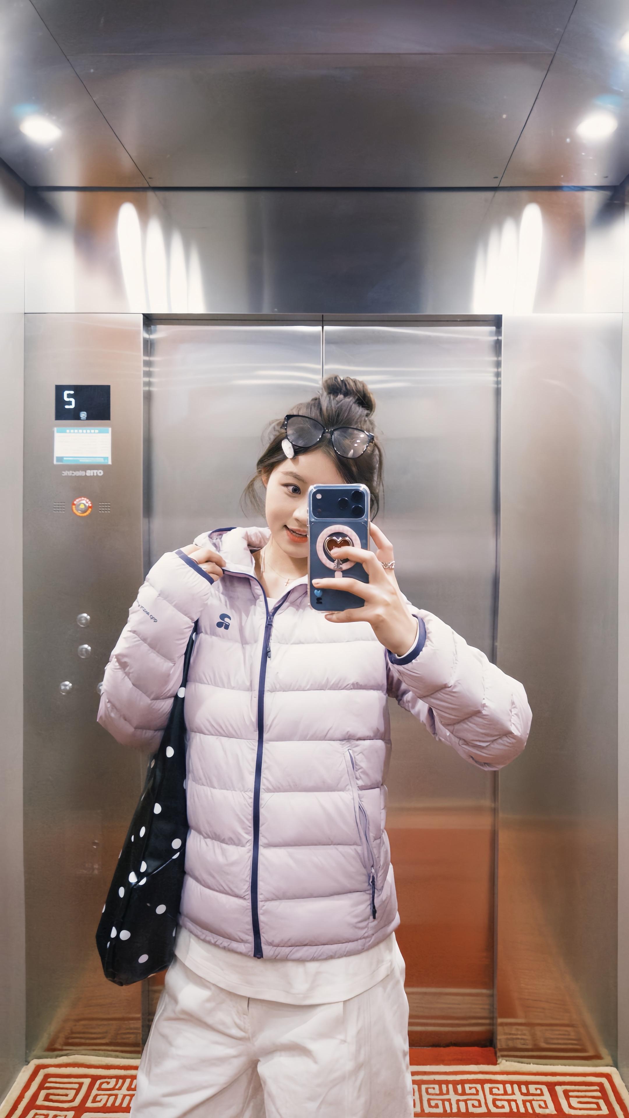 有段时间 她特别焦虑 社交焦虑 睡眠焦虑 她找不到生活的意义 凌晨脑子...