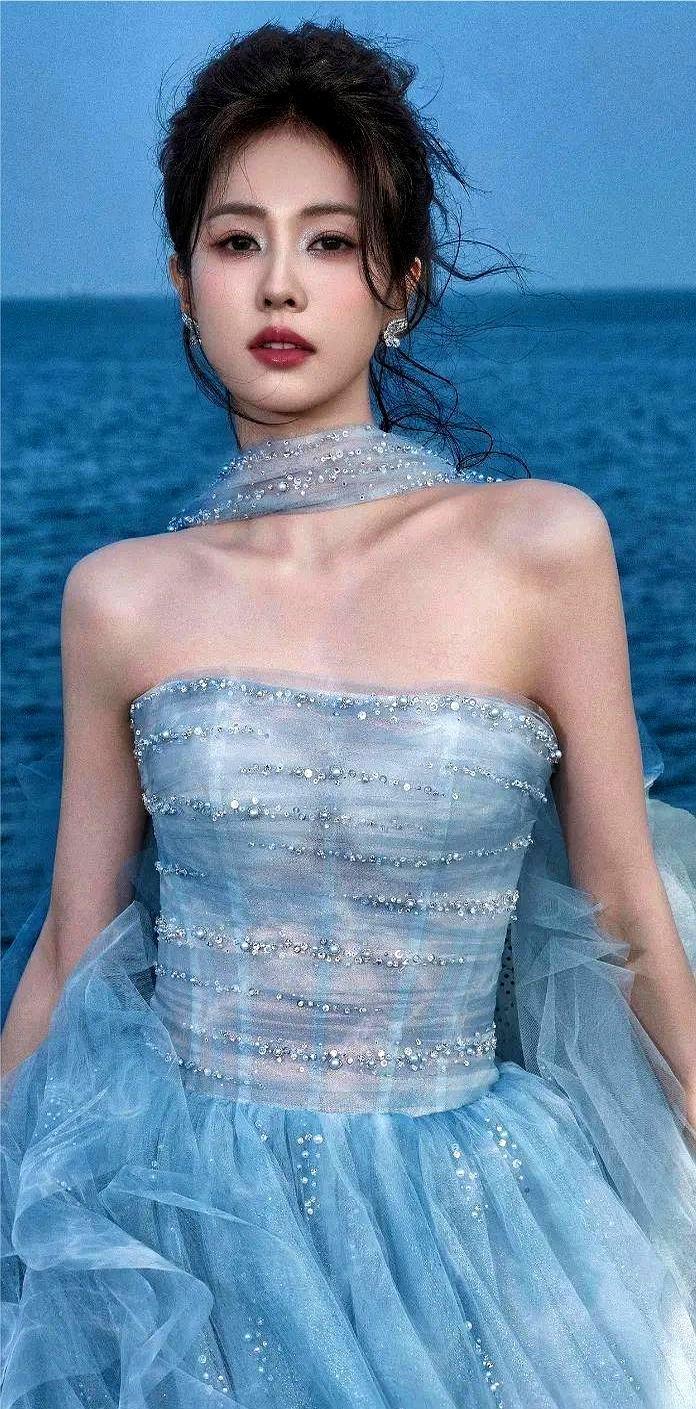 于正赌了十年，赌她会回头。2026年合约到期的前夜，他输了。
 
单飞传闻满天飞