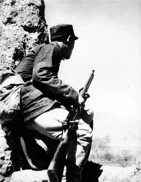 1942年晋察冀边区，民兵神枪手李殿冰。李殿冰，河北曲阳人，猎户出身，擅长山地游