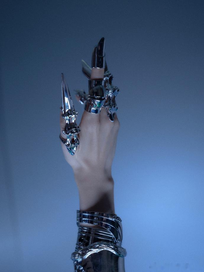 赵昭仪好长的一条人 赵昭仪的身形真的太能打了！细长吸睛，气质独特，站在人群里一眼