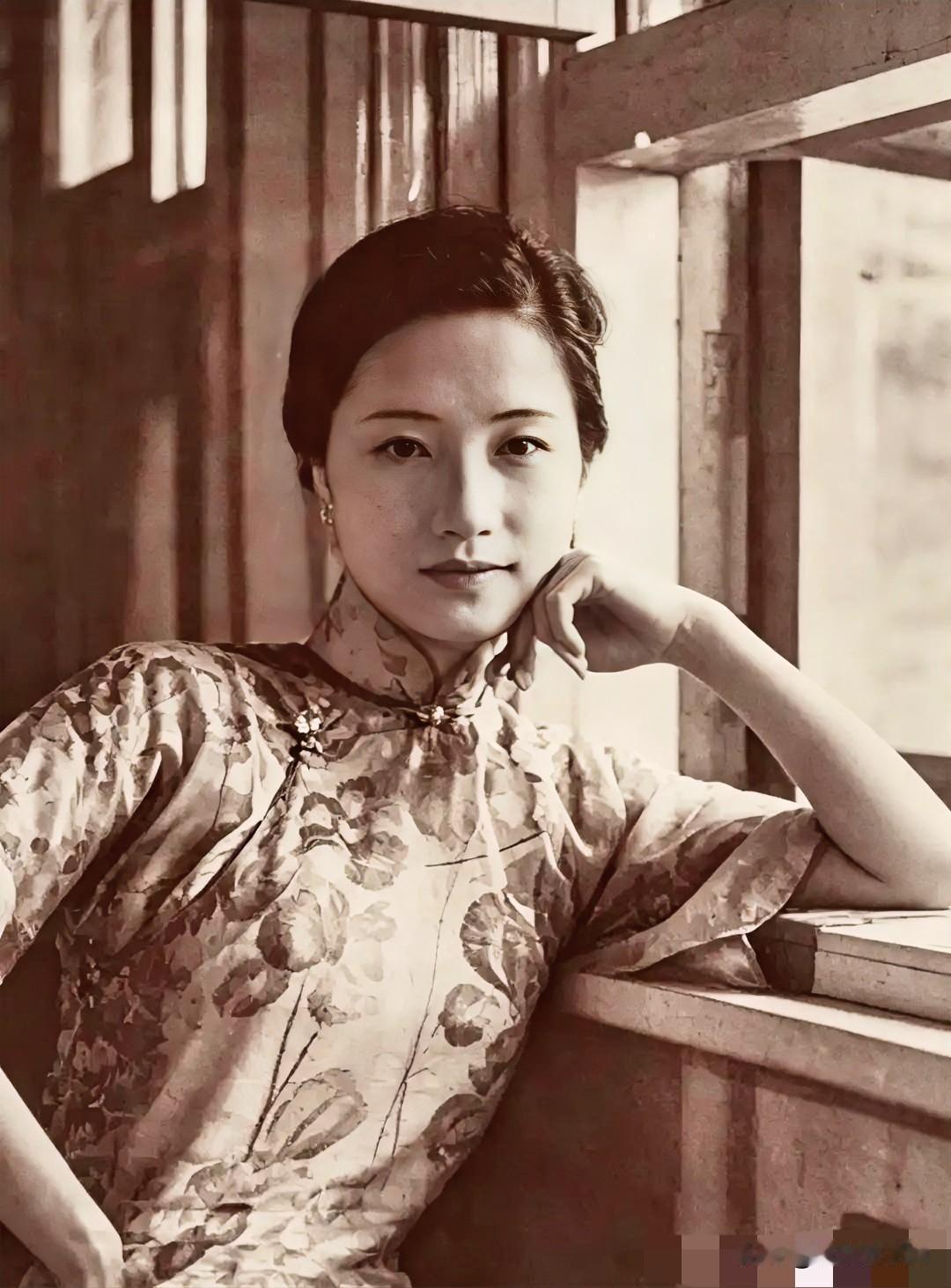 陆小曼的美不只是五官，而是整体气韵：眉目含情、仪态万方，又会绘画、昆曲、外语，名