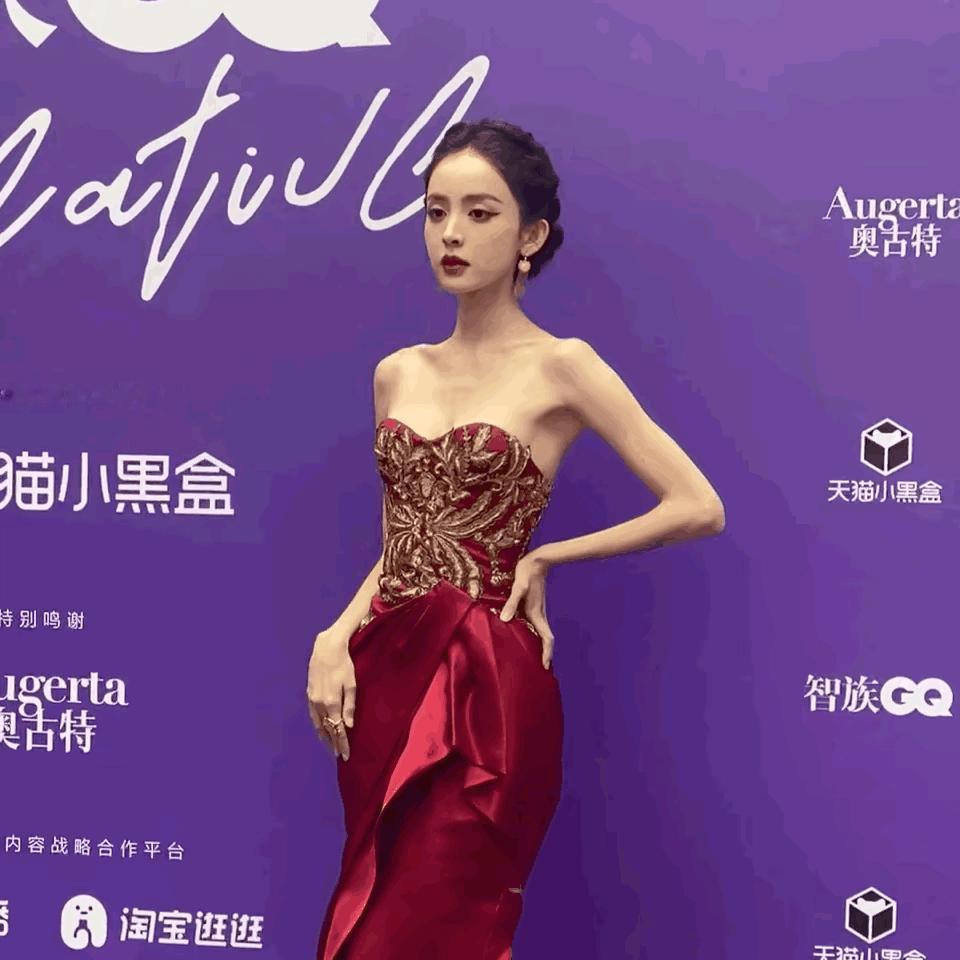 #娜扎红毯赶蚊子#蚊子也太讨厌了吧，娜扎大美女正配合拍照呢，竟然敢这个时候打扰。
