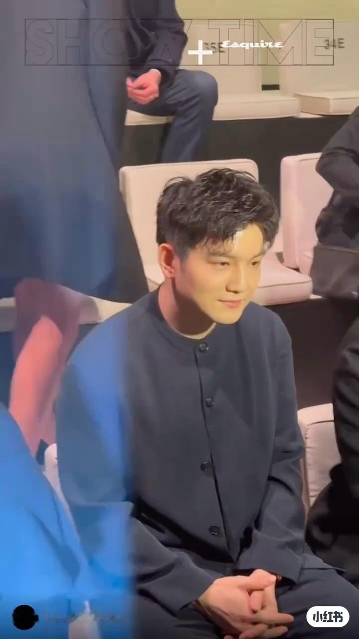 樊振东参加米兰时装周  终于知道长得很爽是什么意思了。 