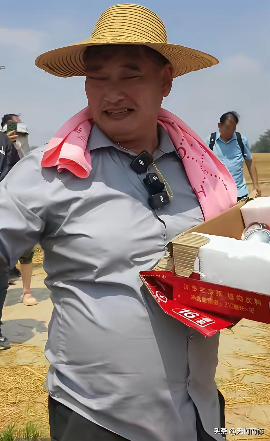 大衣哥身上始终保持着农村人质朴的底色，出名这么多年，一直坚持干农活，该种的时候种
