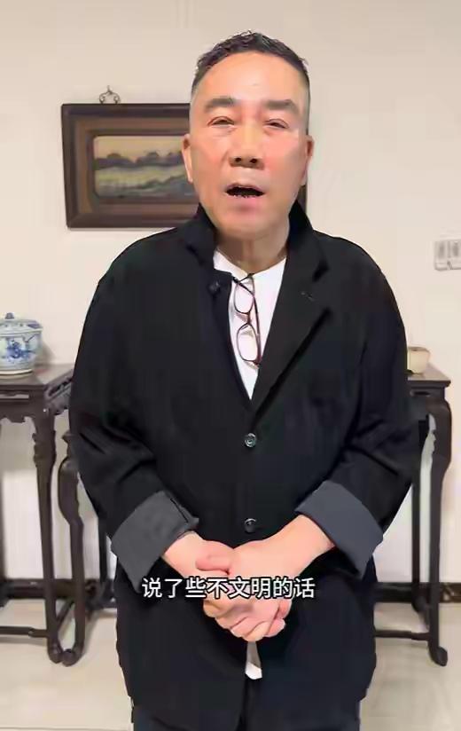 10月25号天津演出，台下观众喊了声"杨老五"，他当场翻脸，指着人家鼻子骂"你是